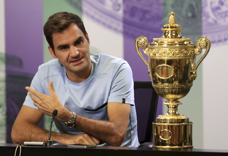 Tenista Roger Federer na tiskové konferenci poté, co poosmé vyhrál Wimbledon.
