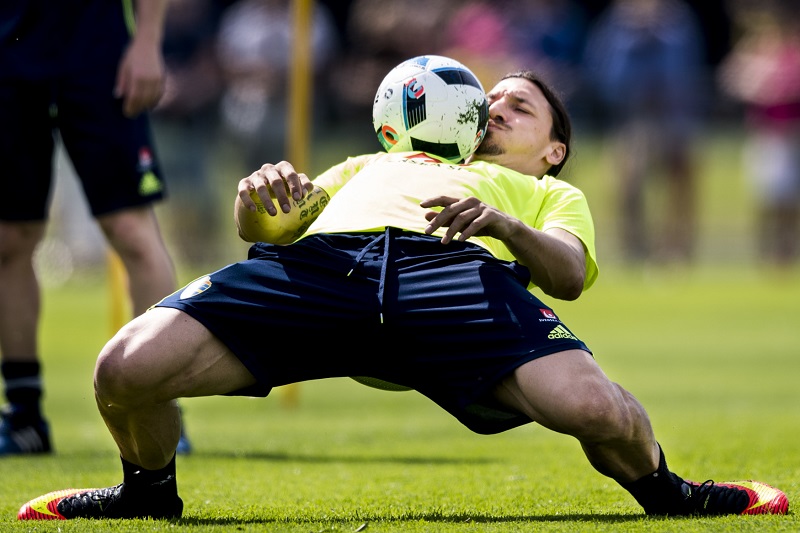 Zlatan Ibrahimovič a jeho kouzla na jednom z fotbalových tréninků. Dokáže tohle po zranění kolene? 
