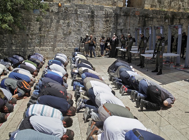 Modlitba muslimů před vchodem na Chrámovou horu. Modlitba muslimů před vchodem na Chrámovou horu.