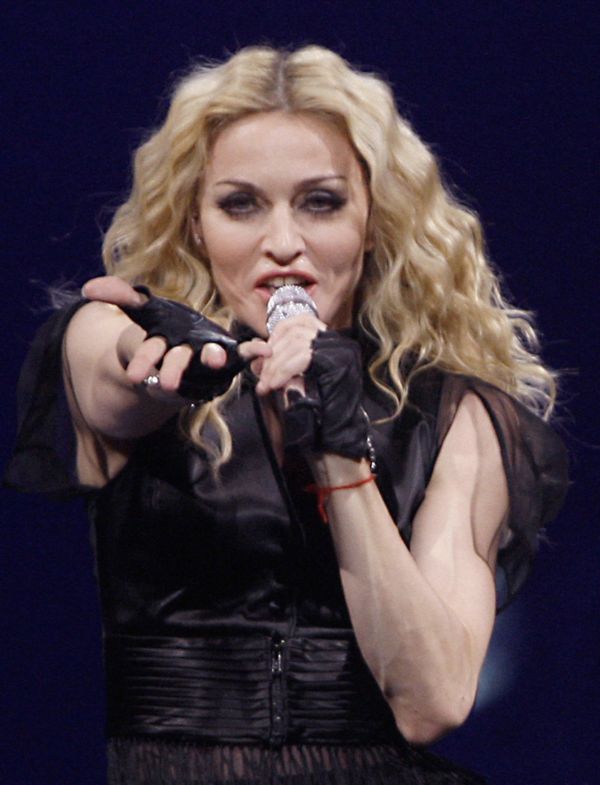 Na prodej byly Madonniny saténové kalhotky, kartáč či dopis Tupacovi. Na prodej byly Madonniny saténové kalhotky, kartáč či dopis Tupacovi.