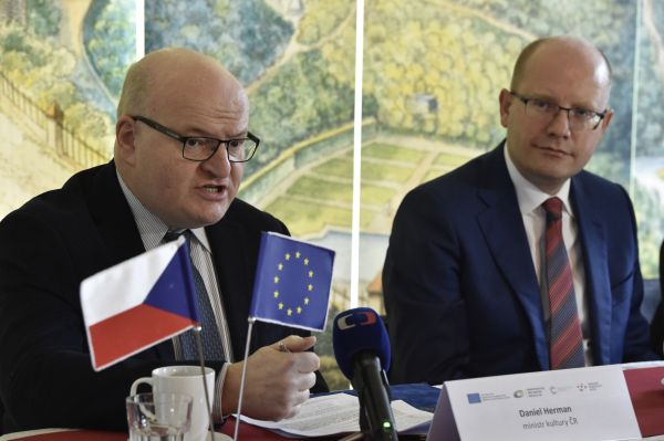 Ministr kultury Daniel Herman (vlevo) a premiér Bohuslav Sobotka (vpravo). 