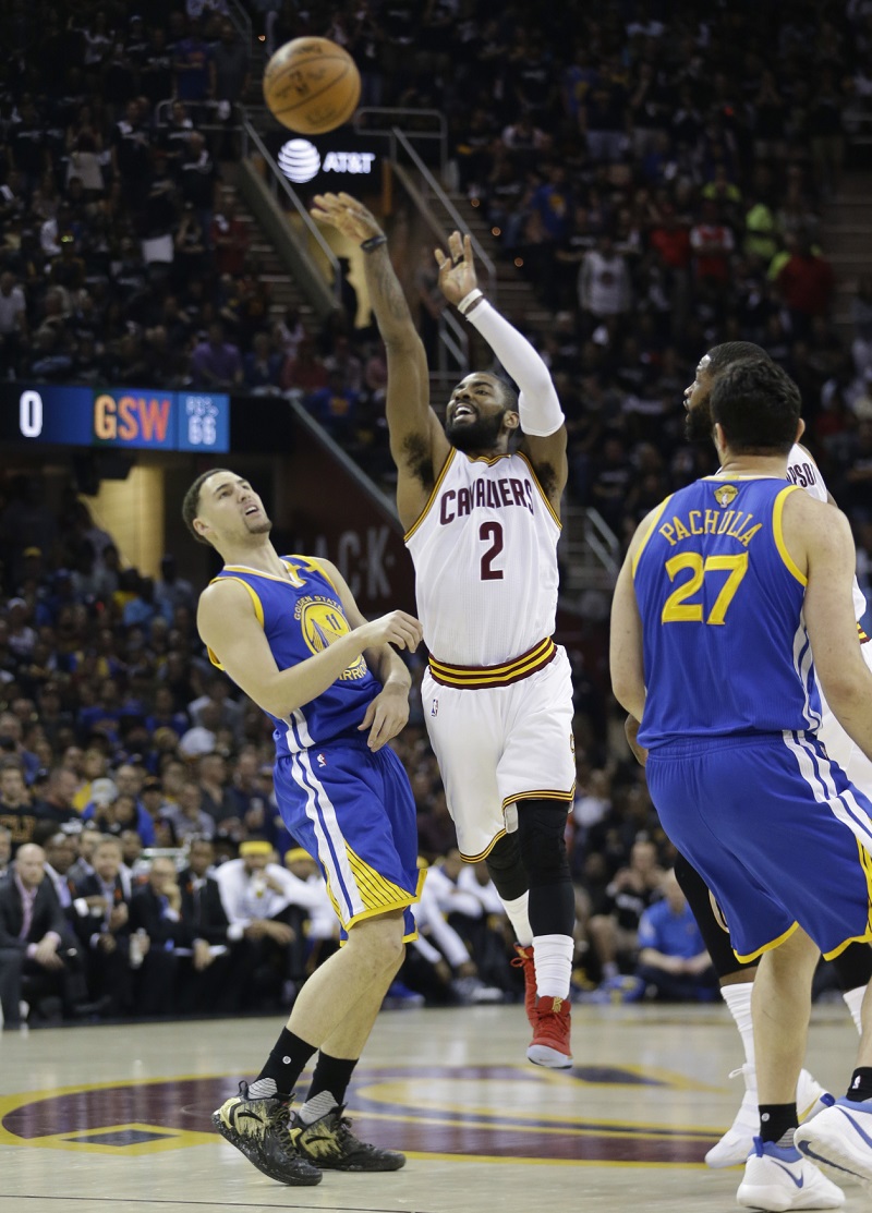 Americký basketbalista Kyrie Irving (uprostřed).