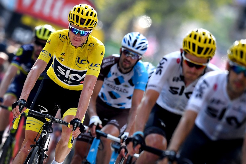 Britský cyklista Chris Froome (ve žlutém).