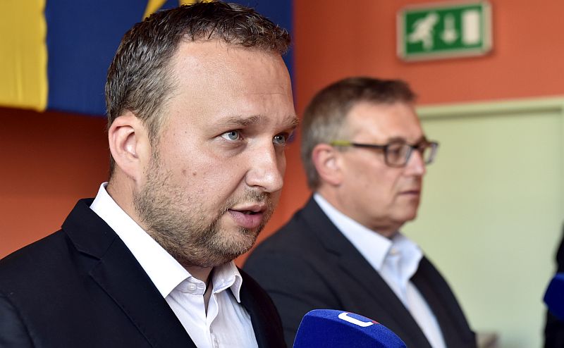 Ministr zemědělství Marian Jurečka. V pozadí ředitel Státní veterinární správy Zbyněk Semerád.