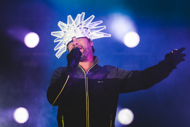 Zpěvák kapely Jamiroquai při vystoupení na italském festivalu před pár dny.