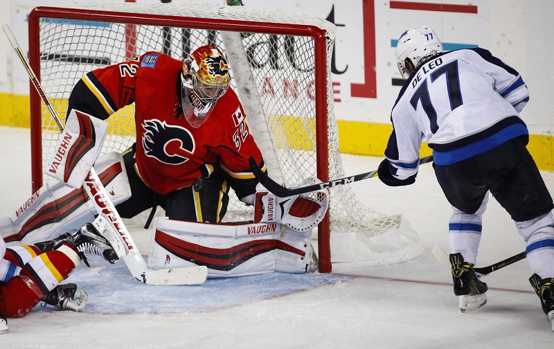Brankář David Rittich v dresu Calgary. 