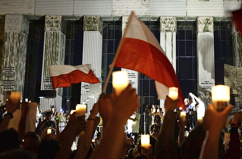 Protest ve Varšavěpřed budovou nejvyššího soudu. Protest ve Varšavěpřed budovou nejvyššího soudu.