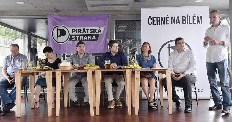 Pirátská strana představila 28. června v Praze své kandidáty do nadcházejících voleb v Praze. Na snímku jsou (zleva) Václav Fořtík, Olga Richterová, Ondřej Profant, Jakub Michálek, Dana Balcarová, Jan Lipavský a předseda strany Ivan Bartoš.
