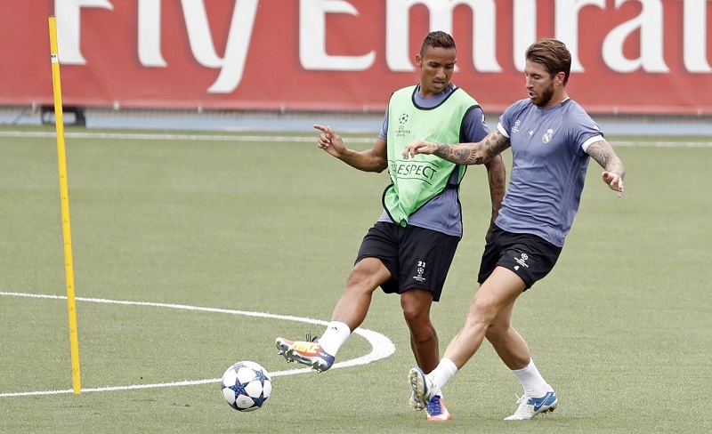 Danilo společně se Sergio Ramosem při tréninku Realu Madrid. 