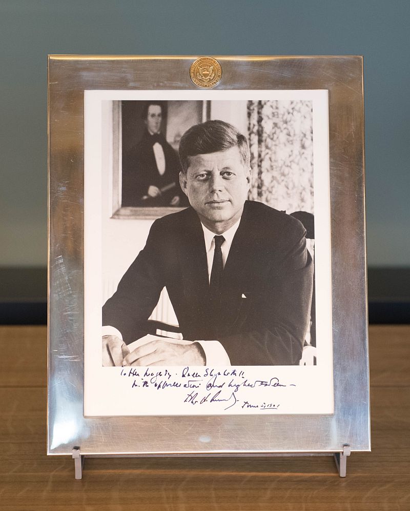 Americký prezident John F. Kennedy poslal roku 1961 britské královně Alžbětě II. svou fotografii s věnováním.