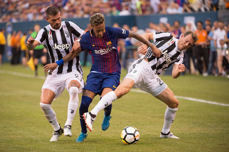 Neymar v zápase proti Juventusu, ve kterém dal oba góly Barcelony. Neymar v zápase proti Juventusu, ve kterém dal oba góly Barcelony.