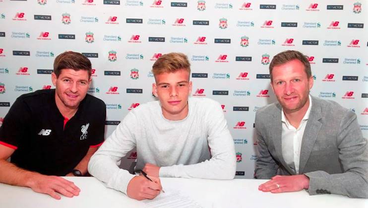 Vítězslava Jaroše (uprostřed) bude trénovat slavný Steven Gerrard.