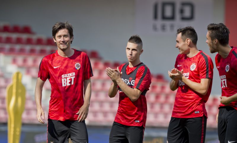 Tomáš Rosický na tréninku se svými spoluhráči. Tomáš Rosický na tréninku se svými spoluhráči.