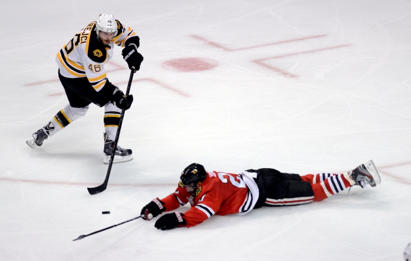 Takhle Johnny Oduya v barvách Chicaga blokoval přihrávku českého útočníka Davida Krejčího. Teď bude hrát v Ottawě.