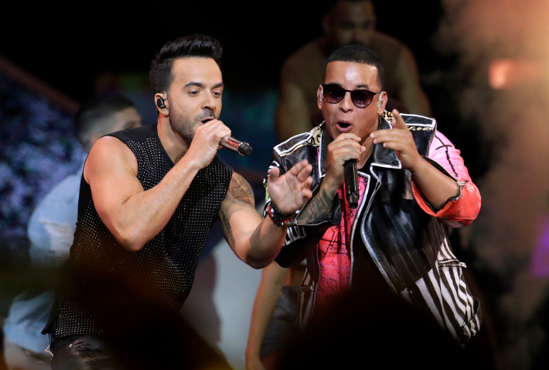 Zleva: Luis Fonsi a Daddy Yankee.