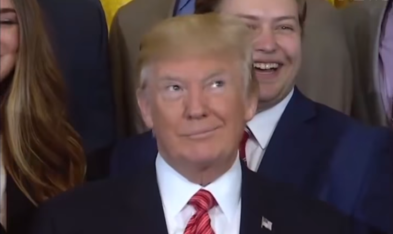 Donald Trump při fotografování se stážisty v Bílém domě.