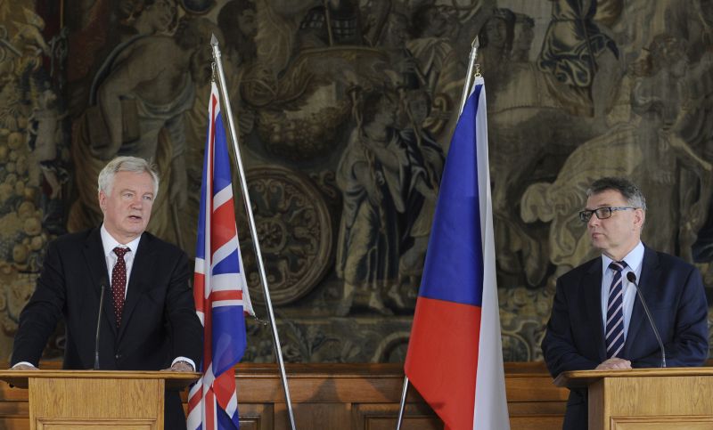 Ministr pro odchod Británie z EU David Davis a český ministr zahraničí Lubomír Zaorálek.