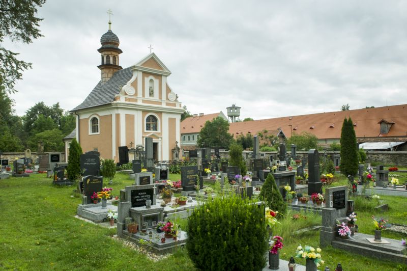 Nejstarší hroby jsou z konce 17. století, pohřbívá se na něm ale dodnes. Nejstarší hroby jsou z konce 17. století, pohřbívá se na něm ale dodnes.