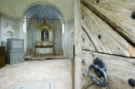 Uprostřed hřbitova stojí barokní hřbitovní kaple Povýšení svatého kříže z roku 1671. Uprostřed hřbitova stojí barokní hřbitovní kaple Povýšení svatého kříže z roku 1671.
