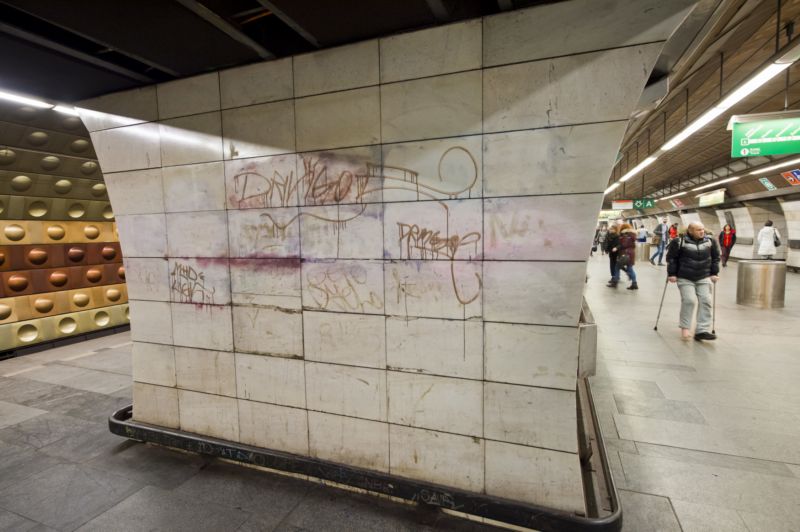 Graffiti ve stanici metra. 