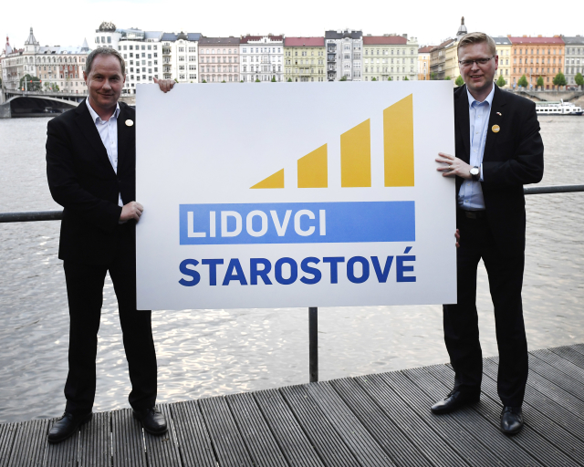 Do voleb spolu nepůjdou. Předseda KDU-ČSL Pavel Bělobrádek (vpravo) a předseda hnutí Starostové a nezávislí Petr Gazdík.