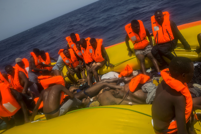 U libyjských břehů zahynulo 13 migrantů, na člunu jich bylo 167.