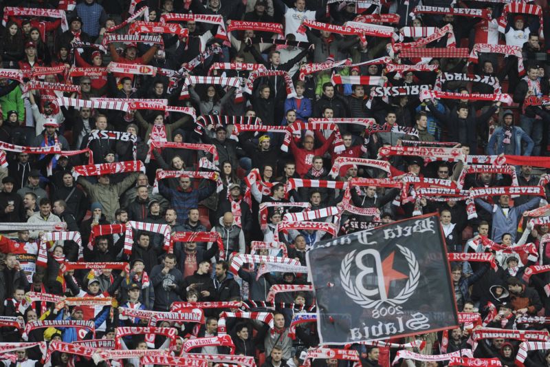 Fanoušci fotbalové Slavie (ilustrační foto). Fanoušci fotbalové Slavie (ilustrační foto).