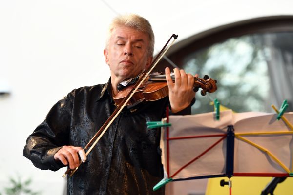 Houslový virtuos Jaroslav Svěcený.