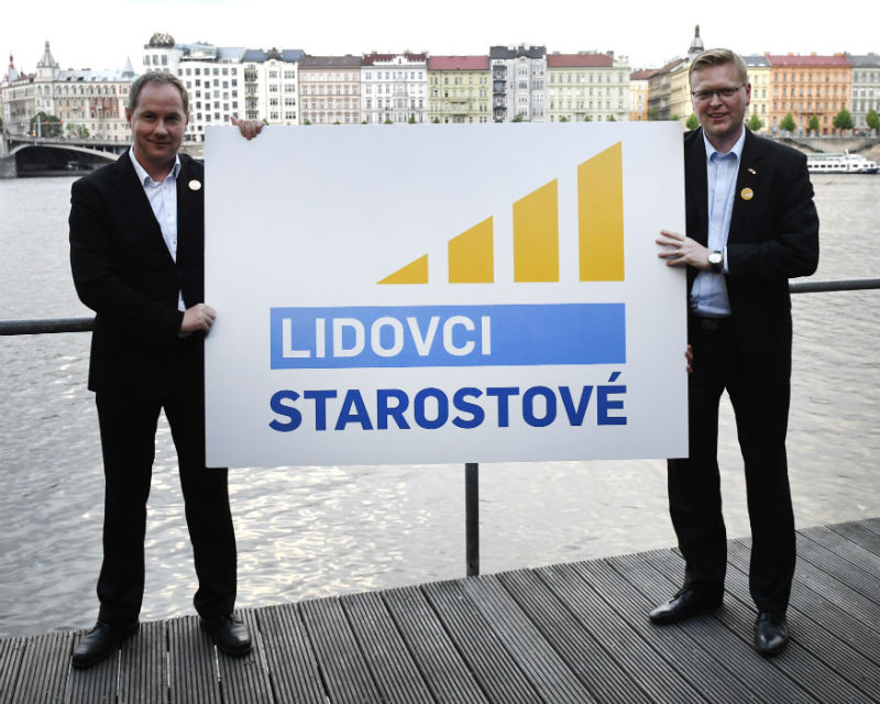 Předseda KDU-ČSL Pavel Bělobrádek (vpravo) a předseda hnutí Starostové a nezávislí Petr Gazdík.