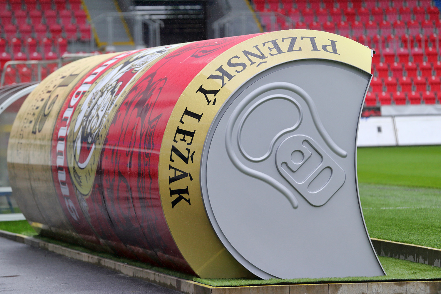 Plzenští fotbalisté mají nové netradiční střídačky.
