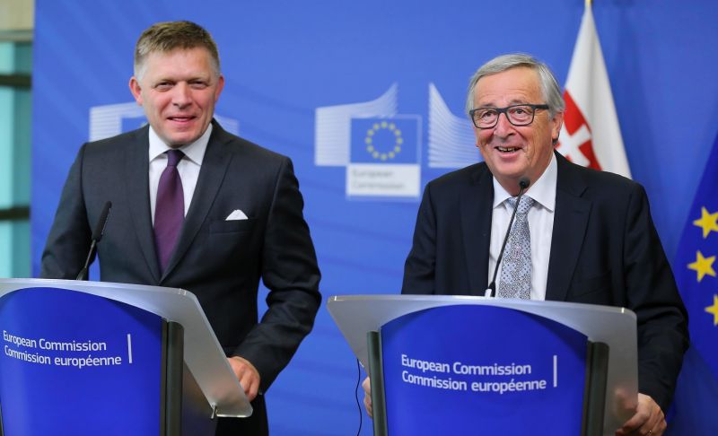 Robert Fico (vlevo) a Jean-Claude Juncker.