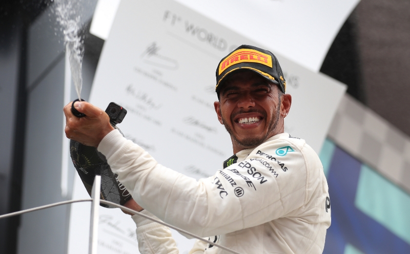 Bude Lewis Hamilton podobně slavit i po Velké ceně Maďarska?