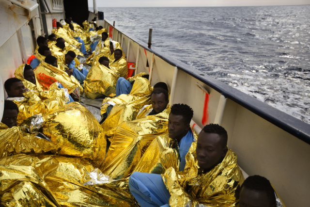 Afričtí migranti ve Středozemním moři.