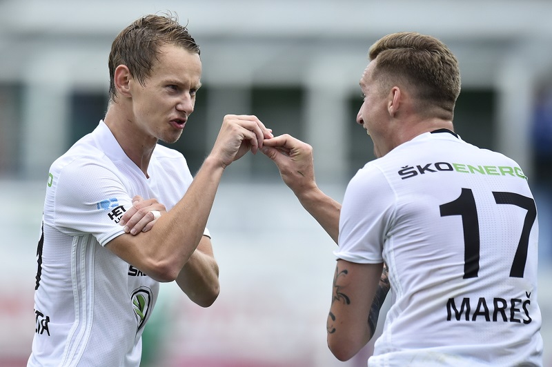 Úvodní zápas 3. předkola fotbalové Evropské ligy: Mladá Boleslav - Skënderbeu Korcë, 27. července v Mladé Boleslavi. Mladoboleslavský Jan Chramosta se raduje z gólu, gratuluje mu spoluhráč Petr Mareš (vpravo).