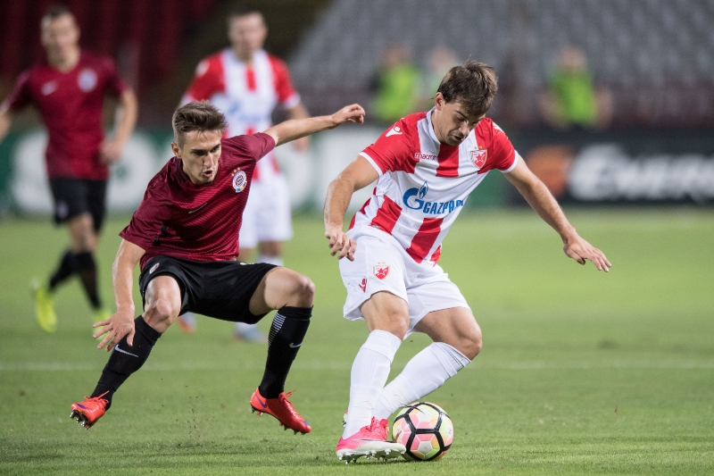 Bogdan Vatajelu (vlevo) na levém kraji obrany příliš nestíhal.