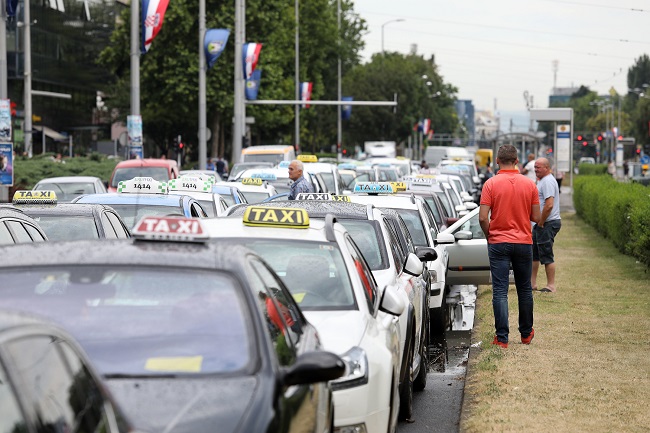 Taxikáři blokují přístup k letištím. 