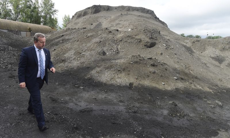Ministr životního prostředí Richard Brabec při prohlídce materiálu ze sanace lagun Ostramo.