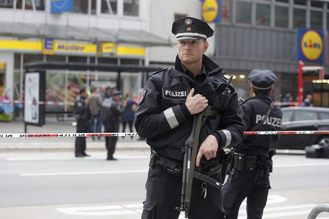 Pachatele policie zadržela na útěku během půl hodiny.