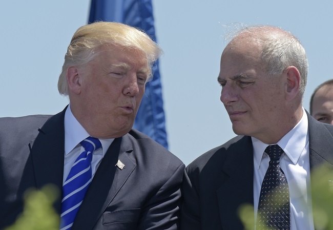 Zleva Donald Trump a John Kelly.
