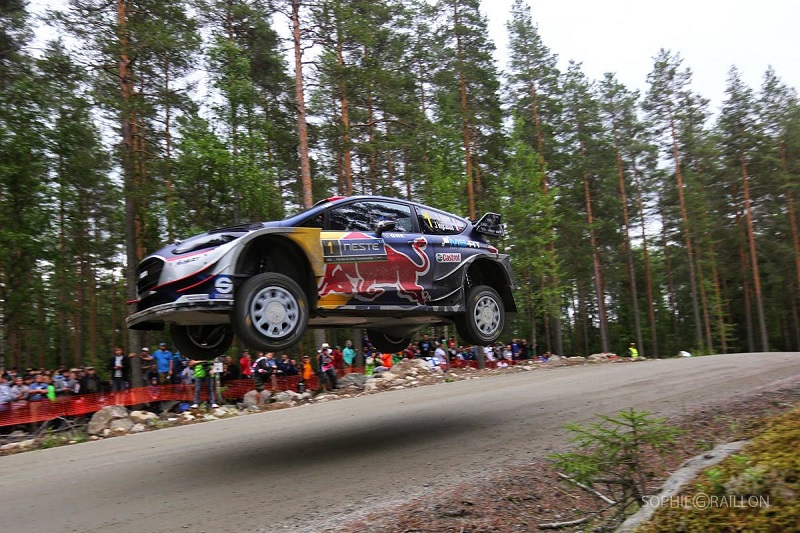 Mistr světa a vedoucí muž seriálu mistrovství světa v rallye Sébastien Ogier ve čtvrtečním závodě.