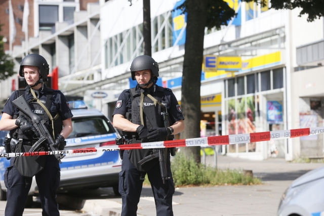 Jednoho mrtvého a čtyři zraněné si vyžádal útok nožem v supermarketu v severoněmeckém velkoměstě Hamburku. Jednoho mrtvého a čtyři zraněné si vyžádal útok nožem v supermarketu v severoněmeckém velkoměstě Hamburku.