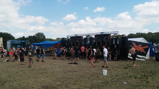 Nelegální technoparty.