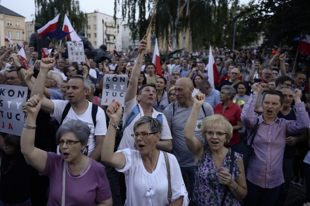 Protesty proti zákonu o soudech ve Varšavě.