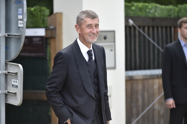 Andrej Babiš zdraví novináře před vjezdem do areálu Čapí hnízdo.