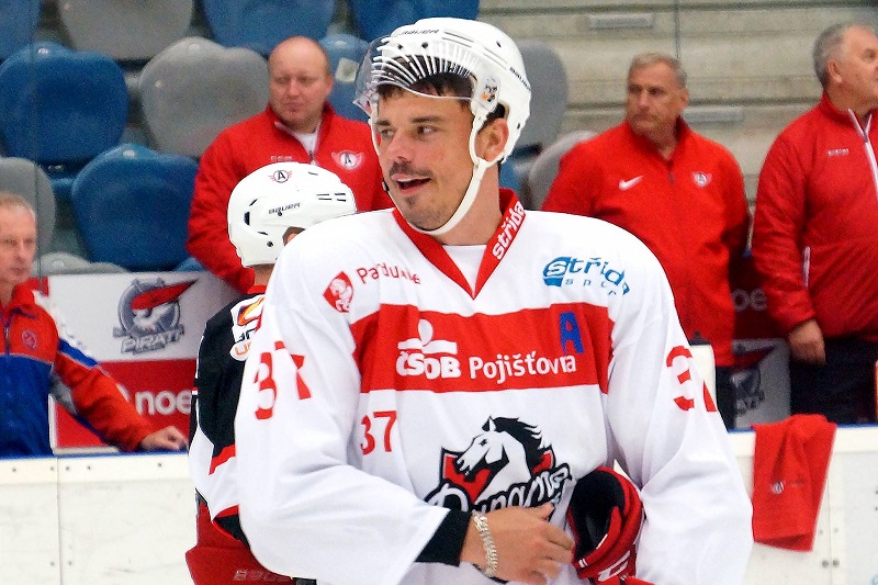 Hráč Pardubic při rozbruslení před zápasem proti Jekatěrinburgu.