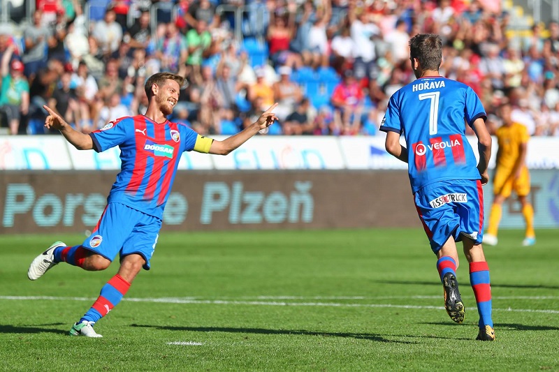 Fotbalisté Plzně se radují z gólu do sítě Dukly.
