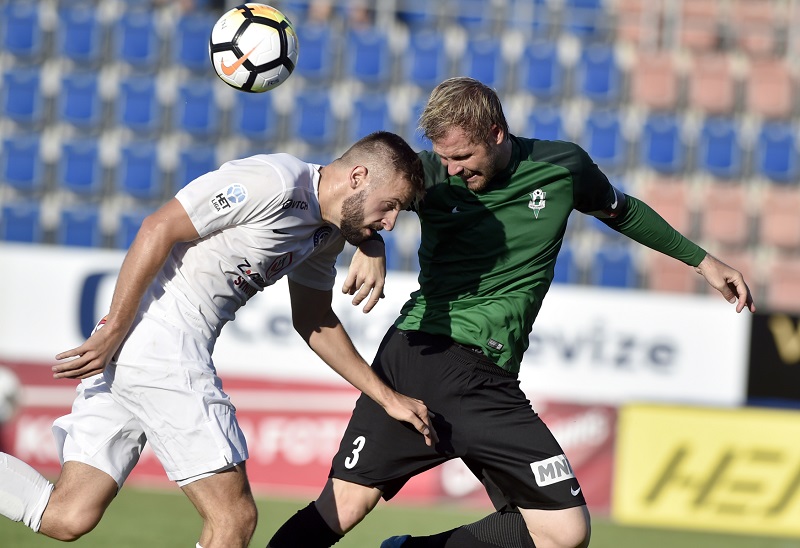 Fotbalista Slovácka Tomáš Zajíc v souboji s Tomášem Hubschmanem.