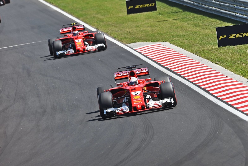 Německý pilot formule 1 Sebastian Vettel (v popředí).