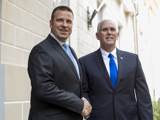 Zleva estonský premiér Jüri Ratas a americký viceprezident Mike Pence.
