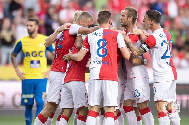 Fotbalisté Slavie se radují z branky do sítě Teplic. 